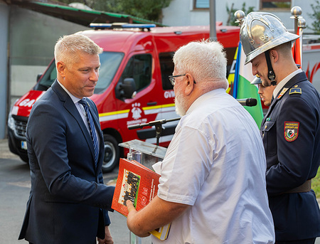 13 Urednik Jože Miklič predaja zbornike ministru mag. Valentinu Hajdinjaku